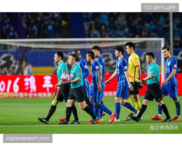上海申花近期密集赛程考验阵容韧性,防线稳定性成关键,争夺积分阶段迎来多轮硬仗。 上海申花近期密集赛程考验阵容韧性,防线稳定性成关键,争夺积分阶段迎来多轮硬仗。
